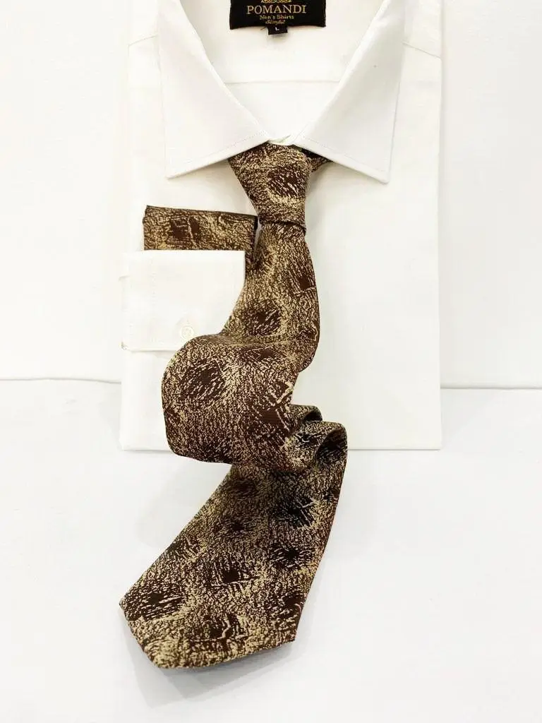 Cravate élégante avec motif brun sur chemise blanche