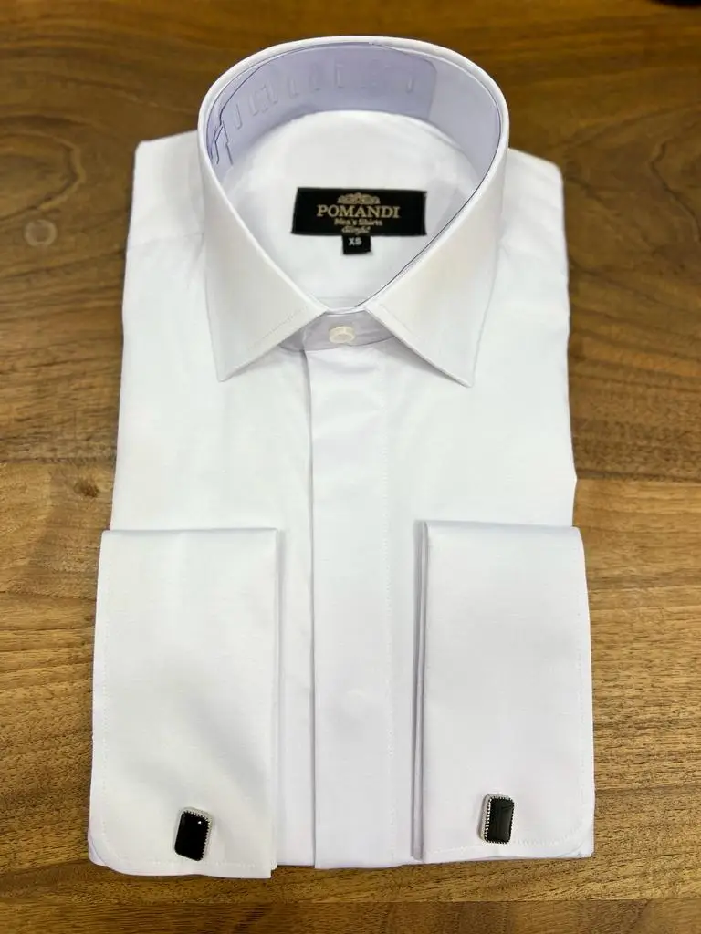 Chemise blanche élégante avec boutons de manchette